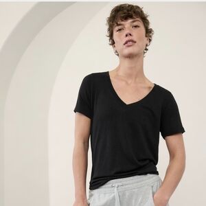 Athleta breezy scoop v tee